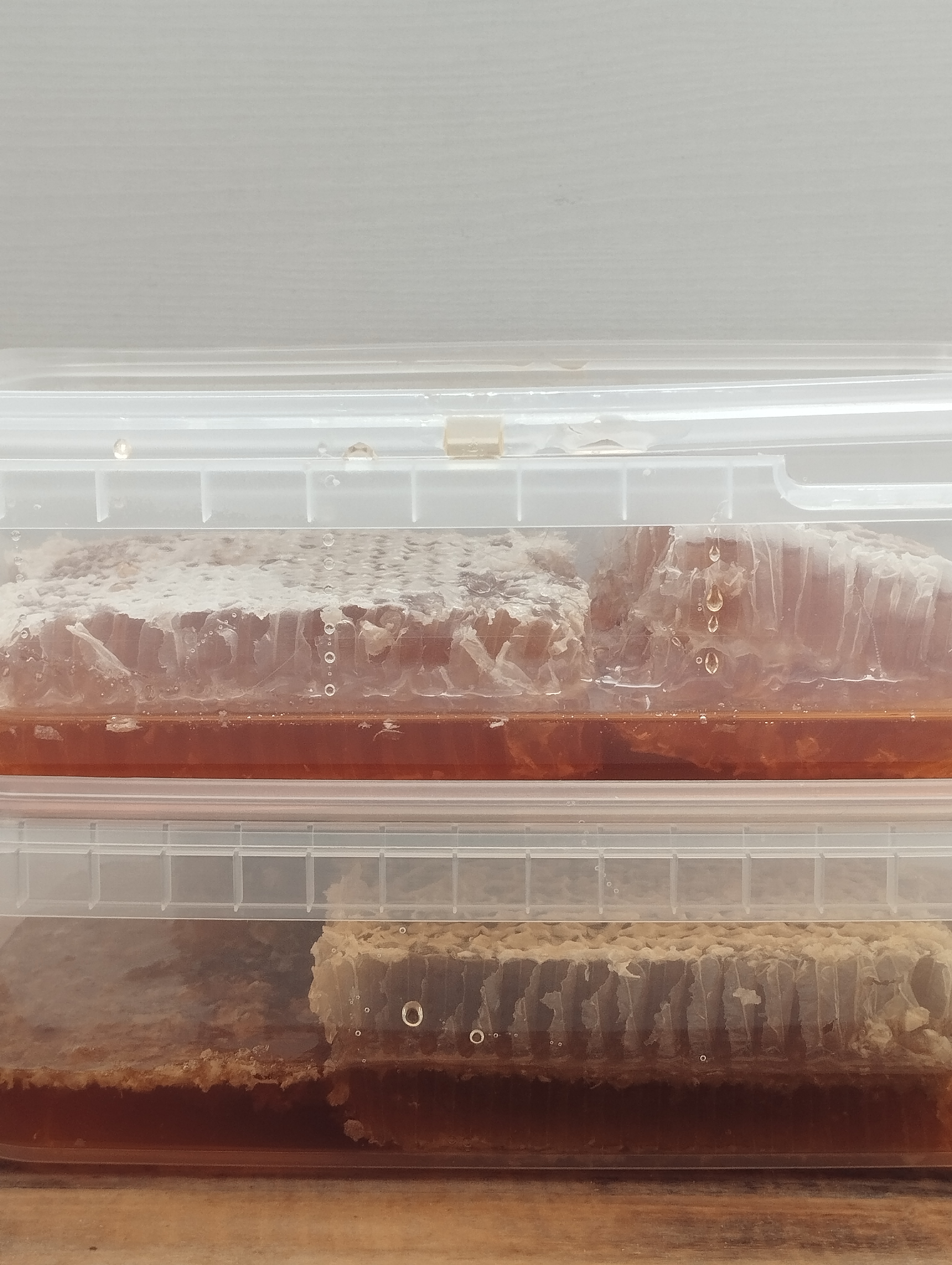 عسل همراه با موم طبیعی